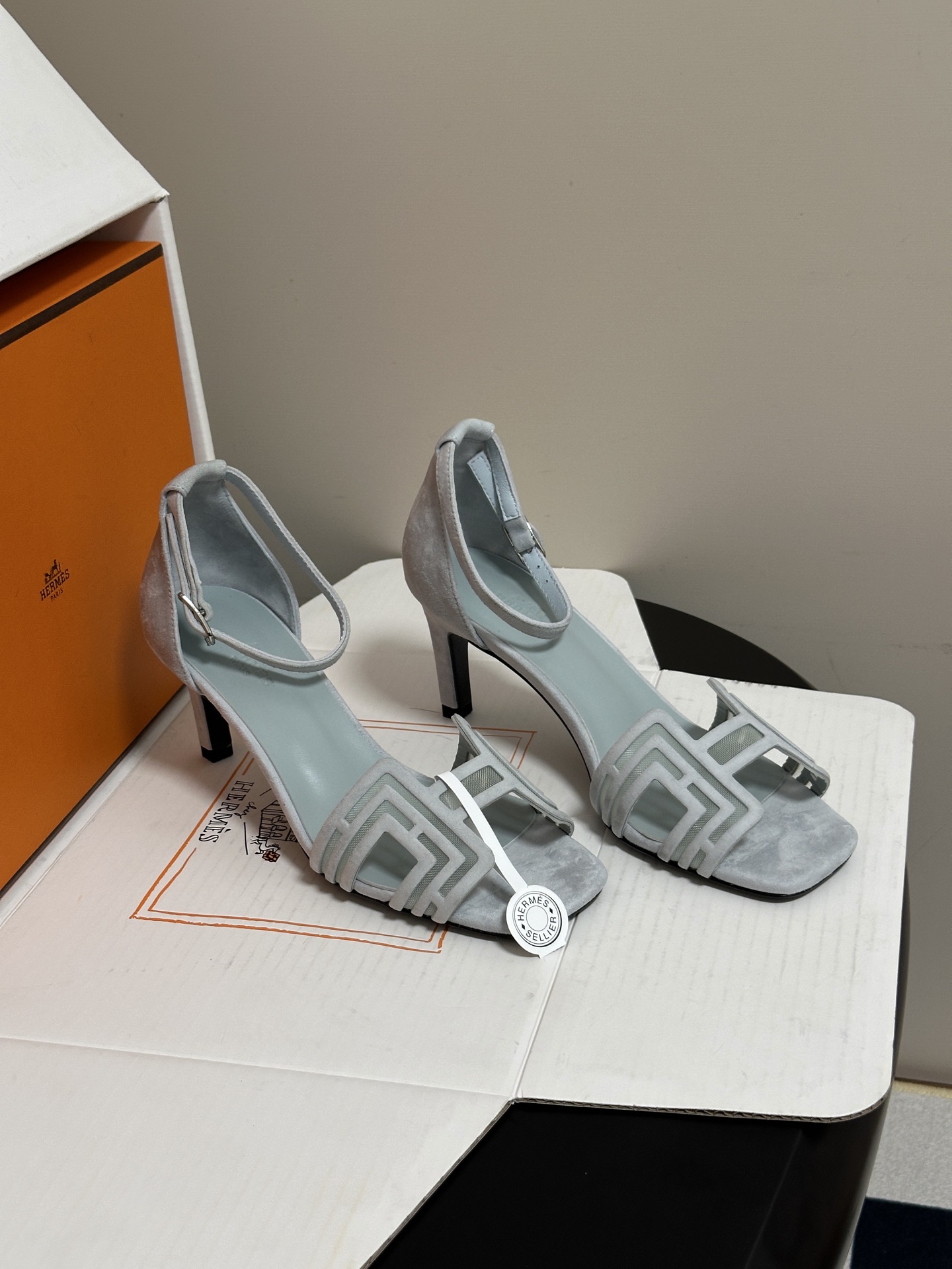 顶级品质(配豪华包装礼品盒) Hermes 爱马仕🐎 2026🆕最新版面Joy麂皮网纱凉鞋系列 H家细跟凉鞋麂皮透气网面 顶级品质(配豪华包装礼品盒) Hermes 爱马仕🐎 2026🆕最新版面Joy麂皮网纱凉鞋系列 H家细跟凉鞋麂皮透气网面