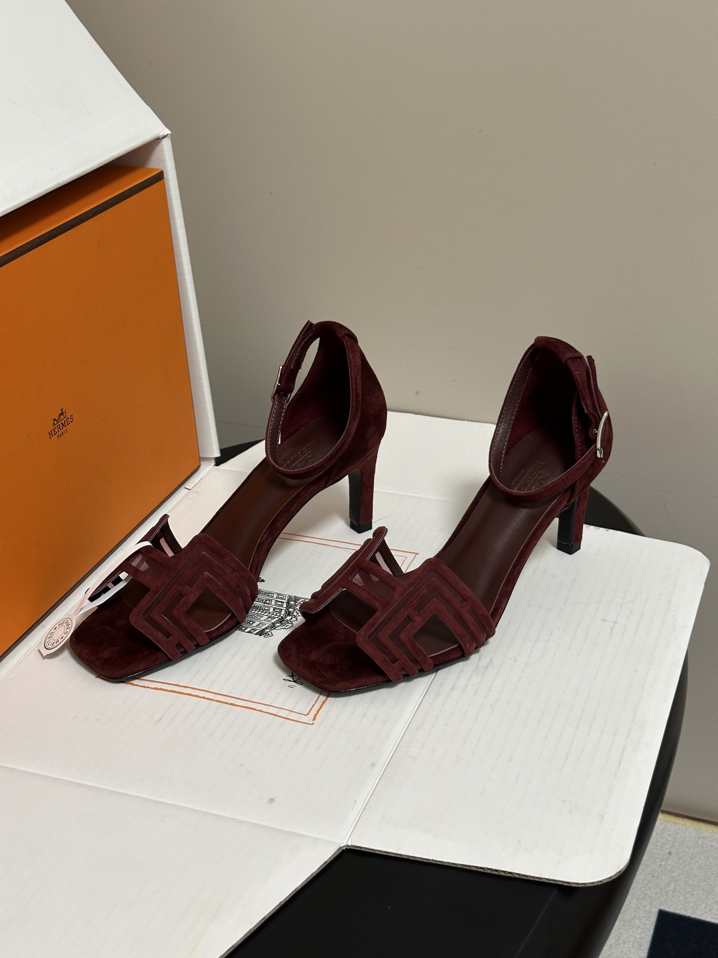 顶级品质(配豪华包装礼品盒) Hermes 爱马仕🐎 2026🆕最新版面Joy麂皮网纱凉鞋系列 H家细跟凉鞋麂皮透气网面 顶级品质(配豪华包装礼品盒) Hermes 爱马仕🐎 2026🆕最新版面Joy麂皮网纱凉鞋系列 H家细跟凉鞋麂皮透气网面