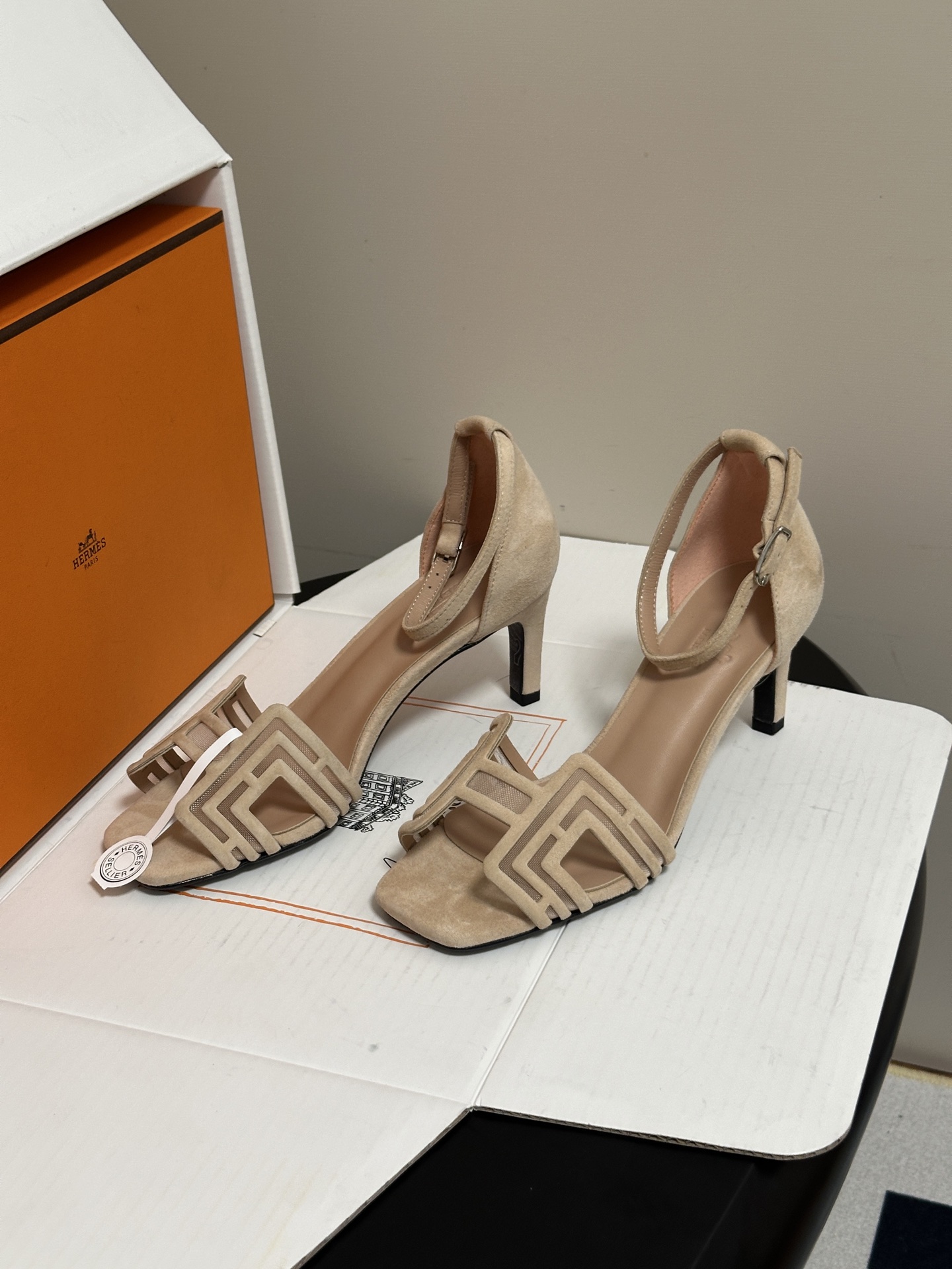 顶级品质(配豪华包装礼品盒) Hermes 爱马仕🐎 2026🆕最新版面Joy麂皮网纱凉鞋系列 H家细跟凉鞋麂皮透气网面 顶级品质(配豪华包装礼品盒) Hermes 爱马仕🐎 2026🆕最新版面Joy麂皮网纱凉鞋系列 H家细跟凉鞋麂皮透气网面