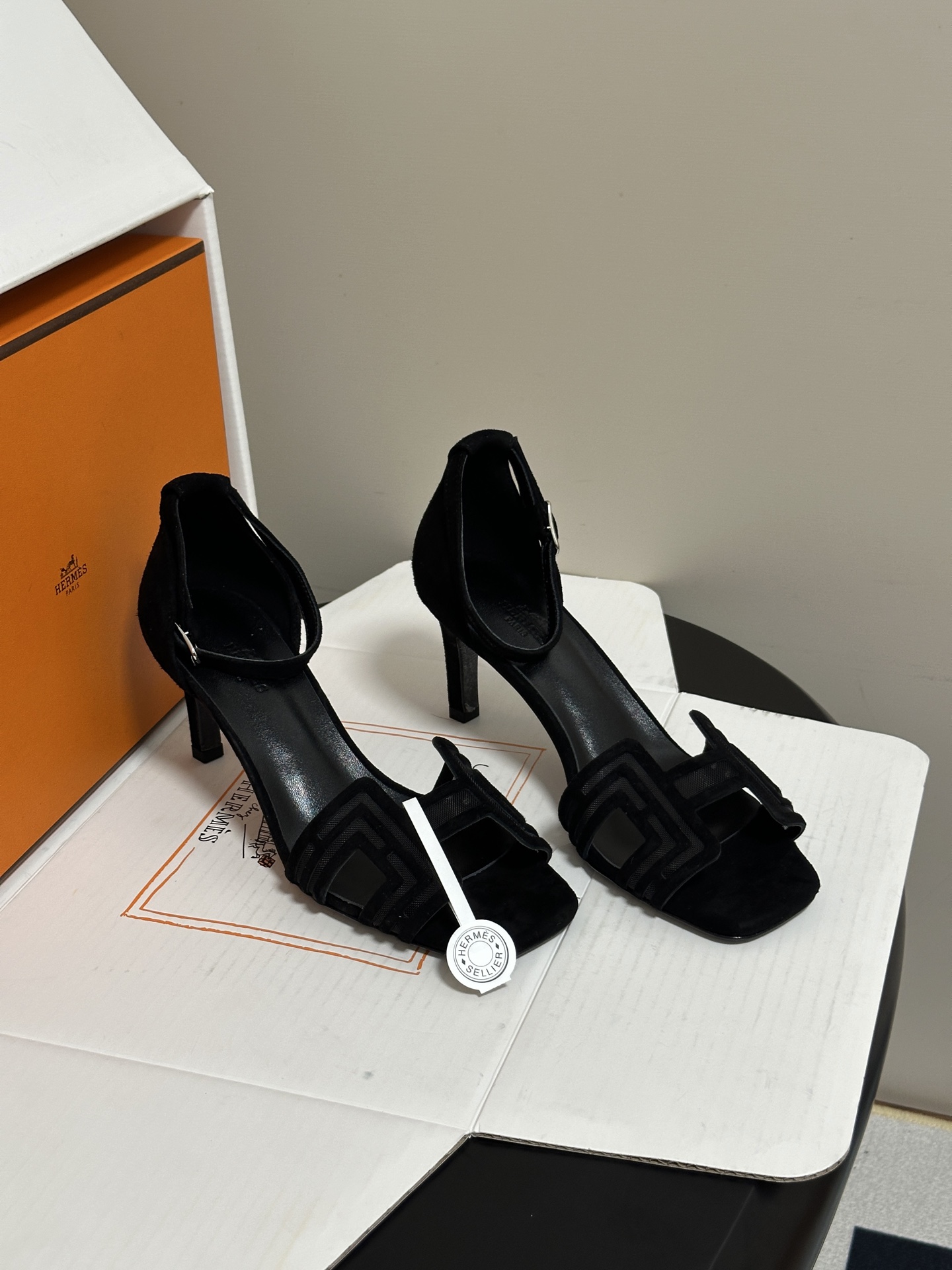 顶级品质(配豪华包装礼品盒) Hermes 爱马仕🐎 2026🆕最新版面Joy麂皮网纱凉鞋系列 H家细跟凉鞋麂皮透气网面 顶级品质(配豪华包装礼品盒) Hermes 爱马仕🐎 2026🆕最新版面Joy麂皮网纱凉鞋系列 H家细跟凉鞋麂皮透气网面