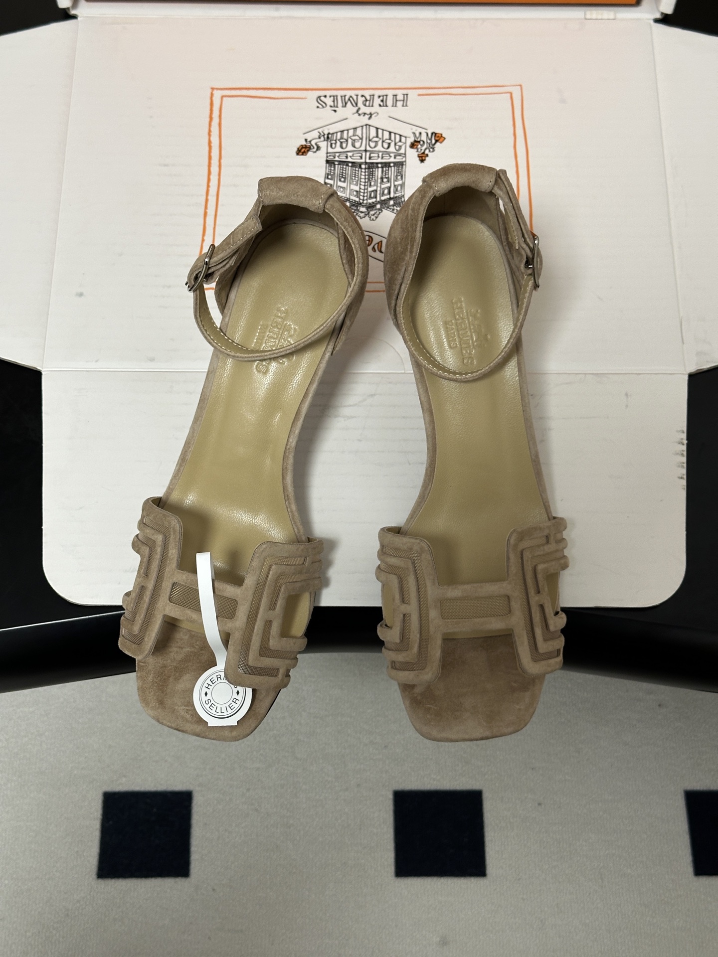 顶级品质(配豪华包装礼品盒) Hermes 爱马仕🐎 2026🆕最新版面Joy麂皮网纱凉鞋系列 H家细跟凉鞋麂皮透气网面 顶级品质(配豪华包装礼品盒) Hermes 爱马仕🐎 2026🆕最新版面Joy麂皮网纱凉鞋系列 H家细跟凉鞋麂皮透气网面