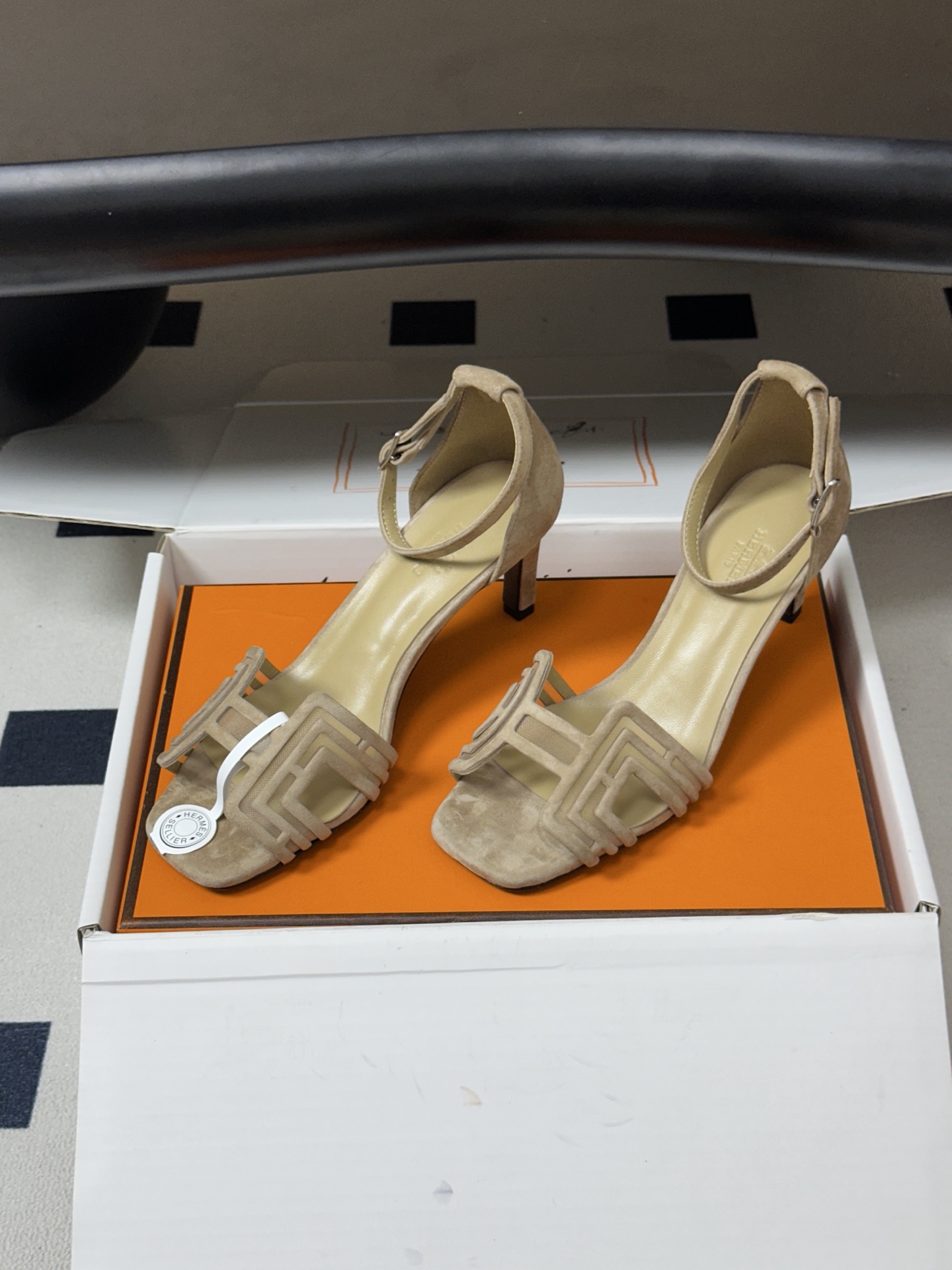 顶级品质(配豪华包装礼品盒) Hermes 爱马仕🐎 2026🆕最新版面Joy麂皮网纱凉鞋系列 H家细跟凉鞋麂皮透气网面 顶级品质(配豪华包装礼品盒) Hermes 爱马仕🐎 2026🆕最新版面Joy麂皮网纱凉鞋系列 H家细跟凉鞋麂皮透气网面
