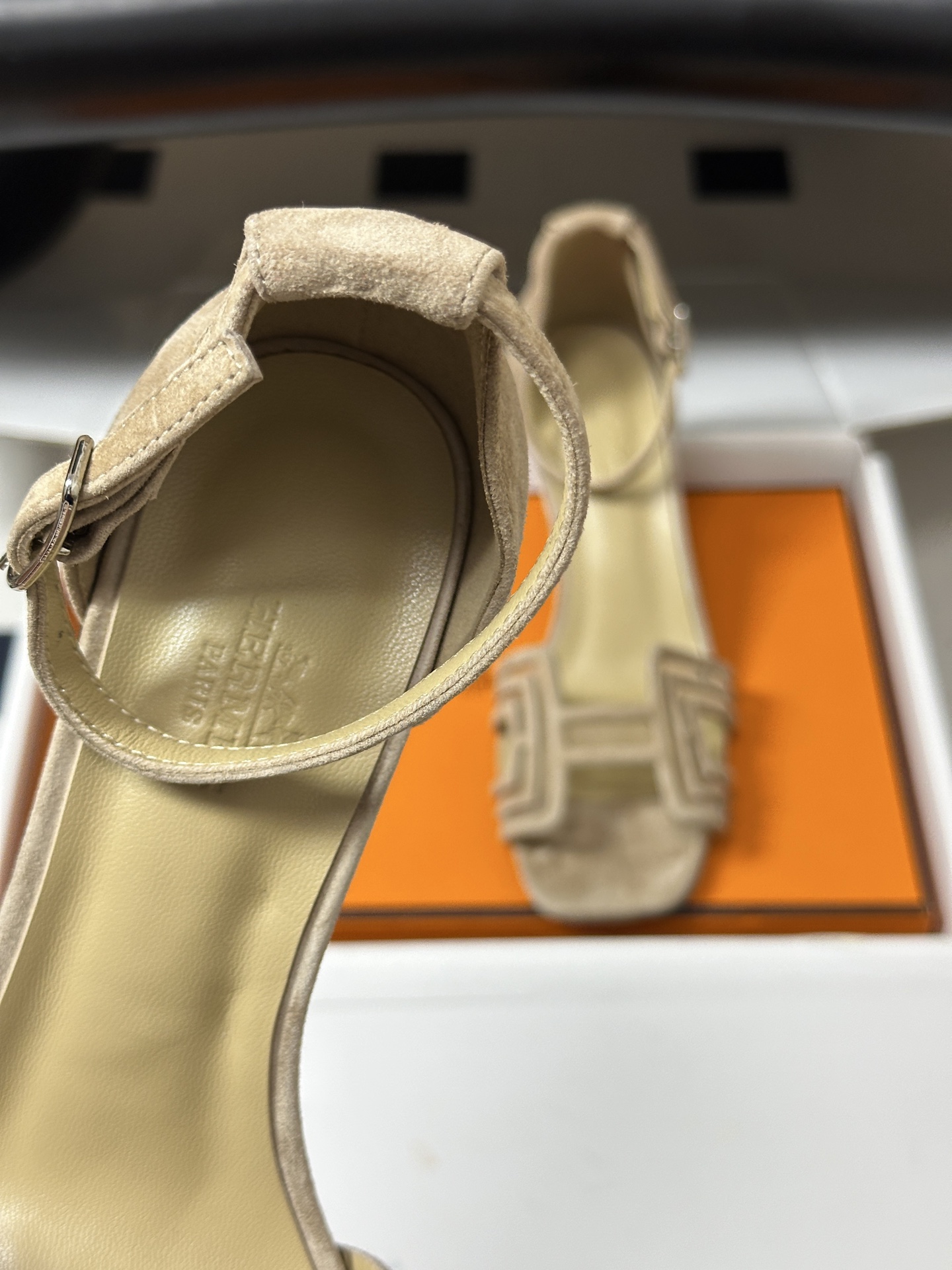顶级品质(配豪华包装礼品盒) Hermes 爱马仕🐎 2026🆕最新版面Joy麂皮网纱凉鞋系列 H家细跟凉鞋麂皮透气网面 顶级品质(配豪华包装礼品盒) Hermes 爱马仕🐎 2026🆕最新版面Joy麂皮网纱凉鞋系列 H家细跟凉鞋麂皮透气网面
