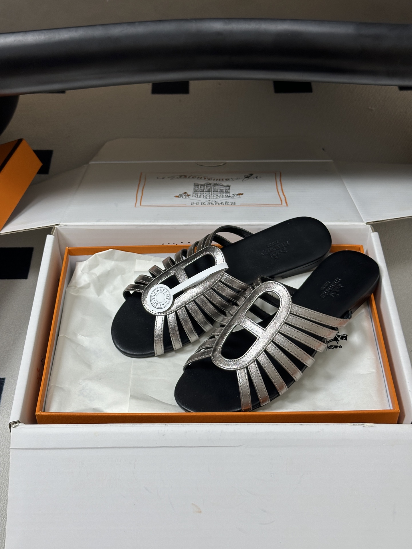 枪色 顶级品质(配高档飞机盒✈️) Hermes 爱马仕🐎 2026春夏新款 H家Noria凉拖鞋系列经典猪鼻子罗马平底 枪色 顶级品质(配高档飞机盒✈️) Hermes 爱马仕🐎 2026春夏新款 H家Noria凉拖鞋系列经典猪鼻子罗马平底