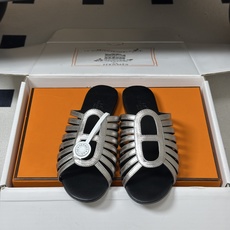 枪色 顶级品质(配高档飞机盒✈️) Hermes 爱马仕🐎 2026春夏新款 H家Noria凉拖鞋系列经典猪鼻子罗马平底 枪色 顶级品质(配高档飞机盒✈️) Hermes 爱马仕🐎 2026春夏新款 H家Noria凉拖鞋系列经典猪鼻子罗马平底