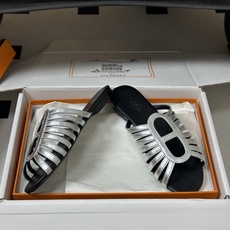 银色 顶级品质(配高档飞机盒✈️) Hermes 爱马仕🐎 2026春夏新款 H家Noria凉拖鞋系列经典猪鼻子罗马平底 银色 顶级品质(配高档飞机盒✈️) Hermes 爱马仕🐎 2026春夏新款 H家Noria凉拖鞋系列经典猪鼻子罗马平底