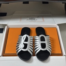 银色 顶级品质(配高档飞机盒✈️) Hermes 爱马仕🐎 2026春夏新款 H家Noria凉拖鞋系列经典猪鼻子罗马平底 银色 顶级品质(配高档飞机盒✈️) Hermes 爱马仕🐎 2026春夏新款 H家Noria凉拖鞋系列经典猪鼻子罗马平底