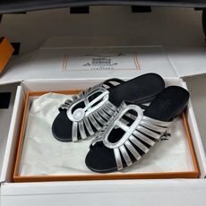 银色 顶级品质(配高档飞机盒✈️) Hermes 爱马仕🐎 2026春夏新款 H家Noria凉拖鞋系列经典猪鼻子罗马平底 银色 顶级品质(配高档飞机盒✈️) Hermes 爱马仕🐎 2026春夏新款 H家Noria凉拖鞋系列经典猪鼻子罗马平底