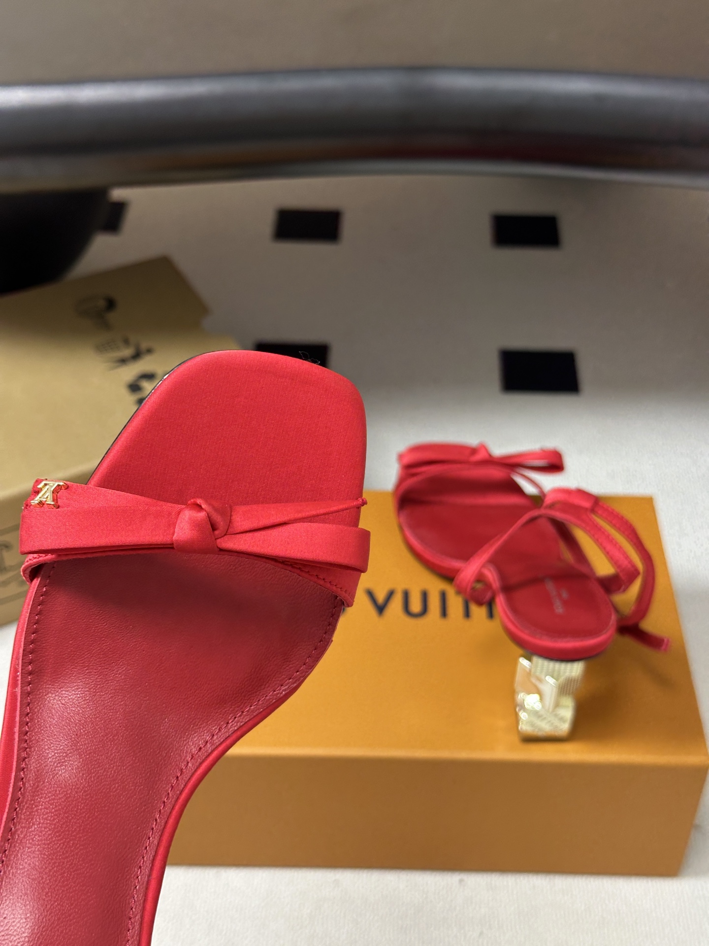 26Ss春夏新款Louis vuiteeon 路易威登LV Cube凉鞋水晶钻跟拖鞋蝴蝶结一字带后绕带高跟凉鞋 本款LV 26Ss春夏新款Louis vuiteeon 路易威登LV Cube凉鞋水晶钻跟拖鞋蝴蝶结一字带后绕带高跟凉鞋 本款LV