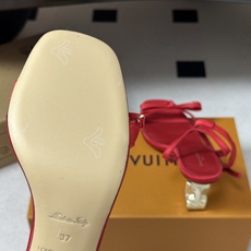 26Ss春夏新款Louis vuiteeon 路易威登LV Cube凉鞋水晶钻跟拖鞋蝴蝶结一字带后绕带高跟凉鞋 本款LV 26Ss春夏新款Louis vuiteeon 路易威登LV Cube凉鞋水晶钻跟拖鞋蝴蝶结一字带后绕带高跟凉鞋 本款LV
