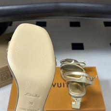 26Ss春夏新款Louis vuiteeon 路易威登LV Cube凉鞋水晶钻跟拖鞋蝴蝶结一字带后绕带高跟凉鞋 本款LV 26Ss春夏新款Louis vuiteeon 路易威登LV Cube凉鞋水晶钻跟拖鞋蝴蝶结一字带后绕带高跟凉鞋 本款LV
