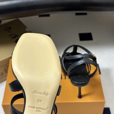 26Ss 夏季新款Louis vuiteeon LV 9AM凉鞋经典字母五金扣高跟凉鞋方头露趾拖鞋 LV高跟凉鞋,优质皮 26Ss 夏季新款Louis vuiteeon LV 9AM凉鞋经典字母五金扣高跟凉鞋方头露趾拖鞋 LV高跟凉鞋,优质皮