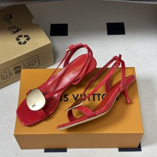 26ss夏季新款 LOUIS VUITTON 路易威登 Lv TREASURE凉鞋新颖字母金属扣小猫跟凉鞋 本款LV T 26ss夏季新款 LOUIS VUITTON 路易威登 Lv TREASURE凉鞋新颖字母金属扣小猫跟凉鞋 本款LV T