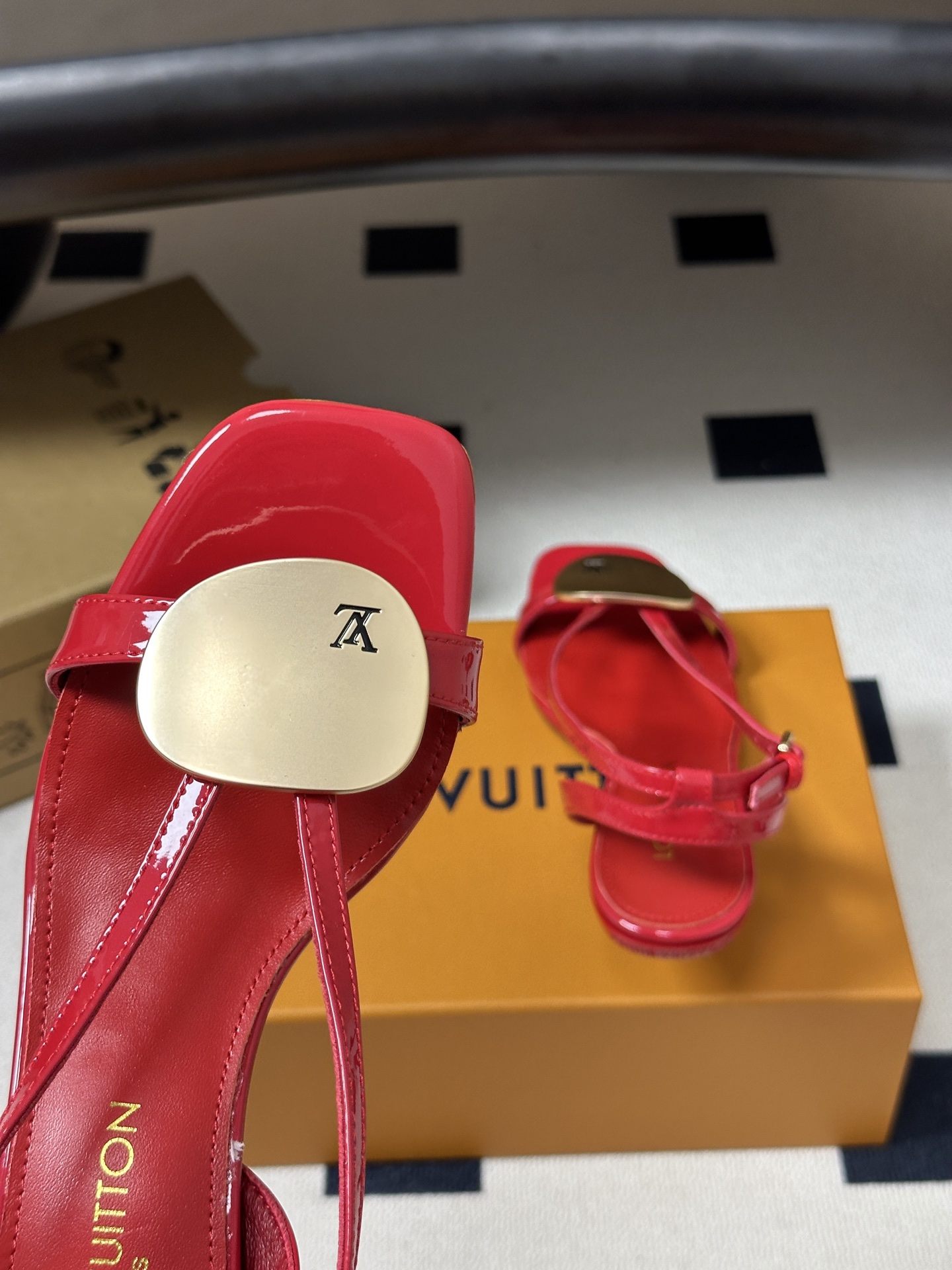26ss夏季新款 LOUIS VUITTON 路易威登 Lv TREASURE凉鞋新颖字母金属扣小猫跟凉鞋 本款LV T 26ss夏季新款 LOUIS VUITTON 路易威登 Lv TREASURE凉鞋新颖字母金属扣小猫跟凉鞋 本款LV T