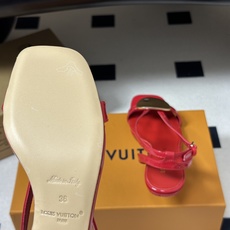 26ss夏季新款 LOUIS VUITTON 路易威登 Lv TREASURE凉鞋新颖字母金属扣小猫跟凉鞋 本款LV T 26ss夏季新款 LOUIS VUITTON 路易威登 Lv TREASURE凉鞋新颖字母金属扣小猫跟凉鞋 本款LV T