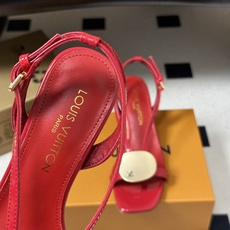 26ss夏季新款 LOUIS VUITTON 路易威登 Lv TREASURE凉鞋新颖字母金属扣小猫跟凉鞋 本款LV T 26ss夏季新款 LOUIS VUITTON 路易威登 Lv TREASURE凉鞋新颖字母金属扣小猫跟凉鞋 本款LV T
