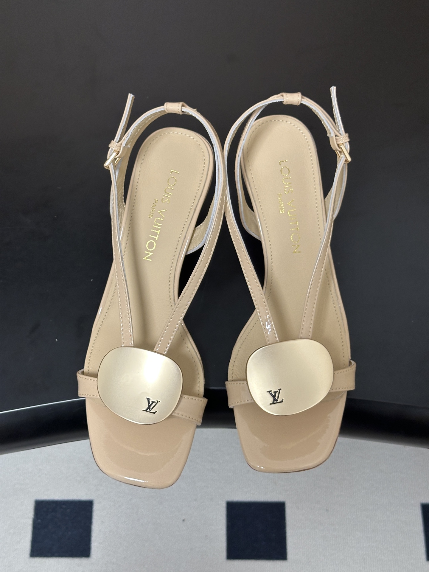 26ss夏季新款 LOUIS VUITTON 路易威登 Lv TREASURE凉鞋新颖字母金属扣小猫跟凉鞋 本款LV T 26ss夏季新款 LOUIS VUITTON 路易威登 Lv TREASURE凉鞋新颖字母金属扣小猫跟凉鞋 本款LV T