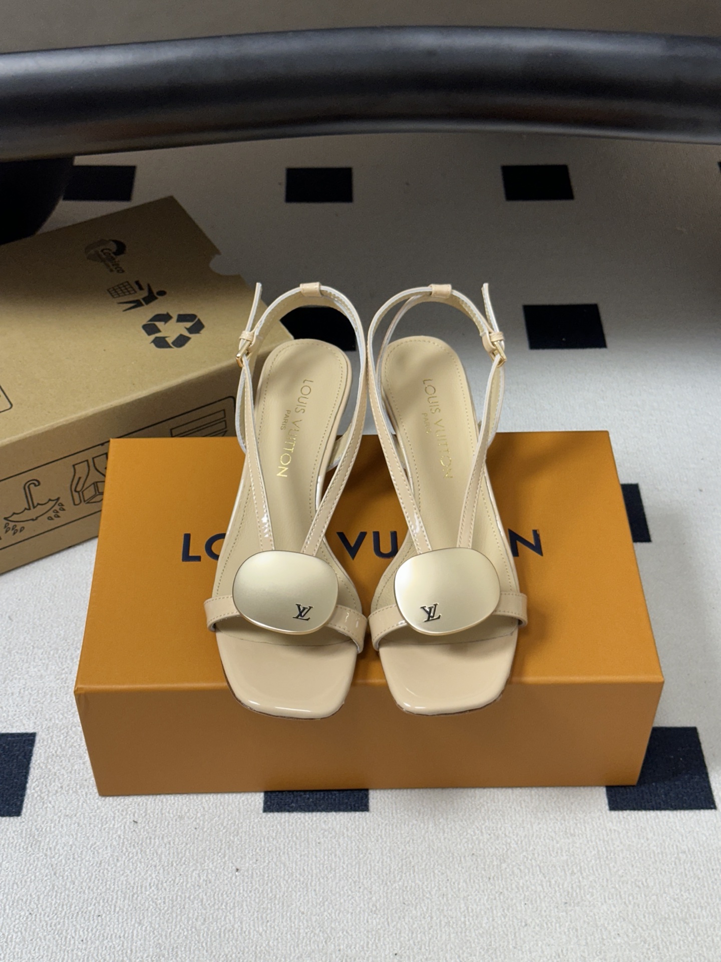 26ss夏季新款 LOUIS VUITTON 路易威登 Lv TREASURE凉鞋新颖字母金属扣小猫跟凉鞋 本款LV T 26ss夏季新款 LOUIS VUITTON 路易威登 Lv TREASURE凉鞋新颖字母金属扣小猫跟凉鞋 本款LV T
