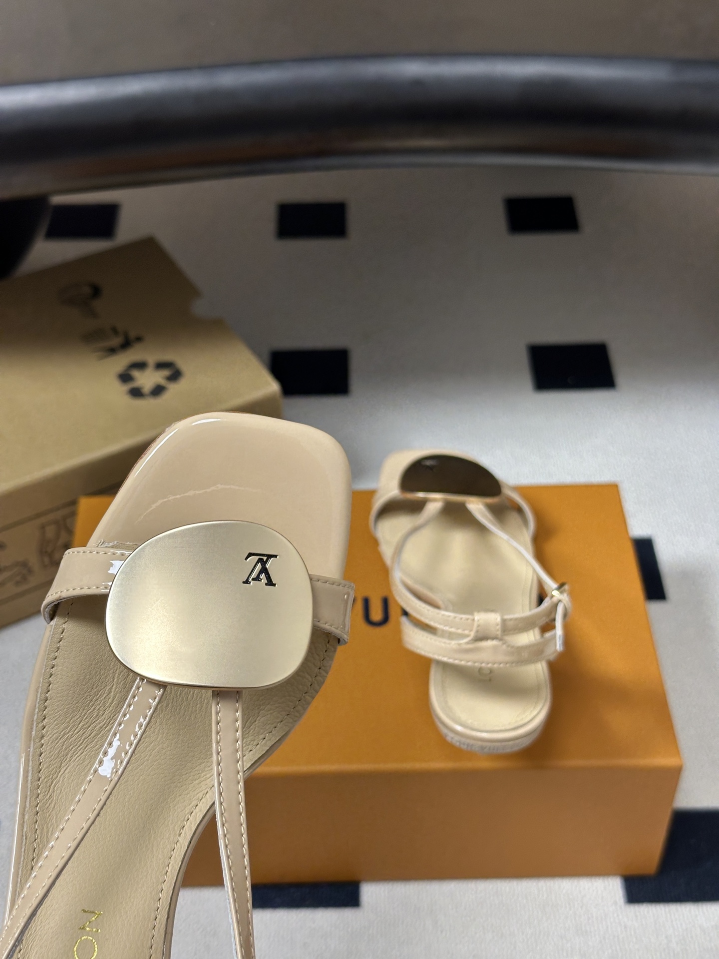 26ss夏季新款 LOUIS VUITTON 路易威登 Lv TREASURE凉鞋新颖字母金属扣小猫跟凉鞋 本款LV T 26ss夏季新款 LOUIS VUITTON 路易威登 Lv TREASURE凉鞋新颖字母金属扣小猫跟凉鞋 本款LV T
