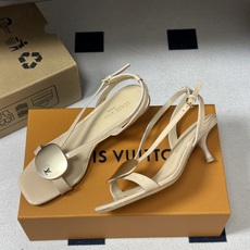 26ss夏季新款 LOUIS VUITTON 路易威登 Lv TREASURE凉鞋新颖字母金属扣小猫跟凉鞋 本款LV T 26ss夏季新款 LOUIS VUITTON 路易威登 Lv TREASURE凉鞋新颖字母金属扣小猫跟凉鞋 本款LV T