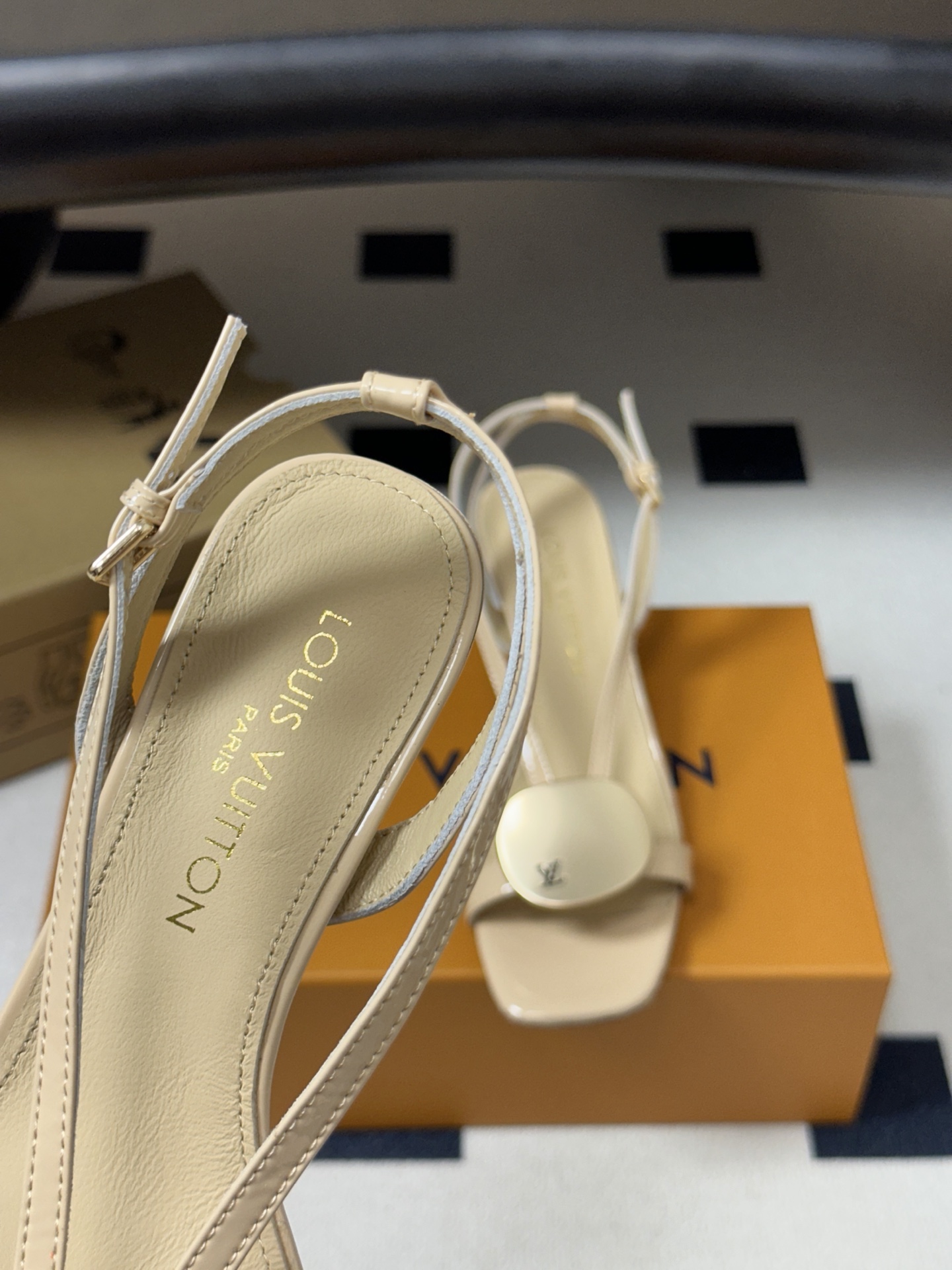 26ss夏季新款 LOUIS VUITTON 路易威登 Lv TREASURE凉鞋新颖字母金属扣小猫跟凉鞋 本款LV T 26ss夏季新款 LOUIS VUITTON 路易威登 Lv TREASURE凉鞋新颖字母金属扣小猫跟凉鞋 本款LV T
