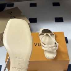 26ss夏季新款 LOUIS VUITTON 路易威登 Lv TREASURE凉鞋新颖字母金属扣小猫跟凉鞋 本款LV T 26ss夏季新款 LOUIS VUITTON 路易威登 Lv TREASURE凉鞋新颖字母金属扣小猫跟凉鞋 本款LV T