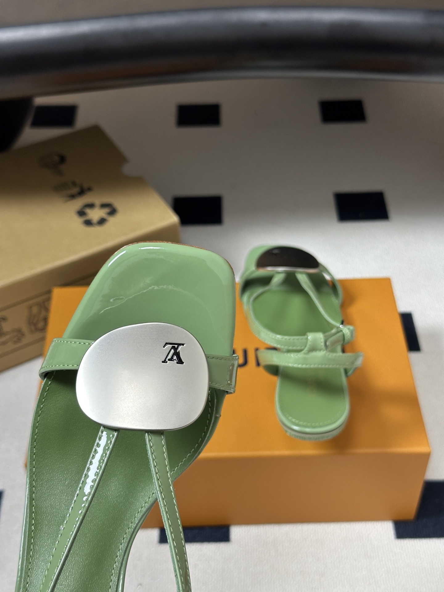 26ss夏季新款 LOUIS VUITTON 路易威登 Lv TREASURE凉鞋新颖字母金属扣小猫跟凉鞋 本款LV T 26ss夏季新款 LOUIS VUITTON 路易威登 Lv TREASURE凉鞋新颖字母金属扣小猫跟凉鞋 本款LV T