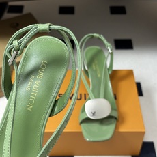 26ss夏季新款 LOUIS VUITTON 路易威登 Lv TREASURE凉鞋新颖字母金属扣小猫跟凉鞋 本款LV T 26ss夏季新款 LOUIS VUITTON 路易威登 Lv TREASURE凉鞋新颖字母金属扣小猫跟凉鞋 本款LV T