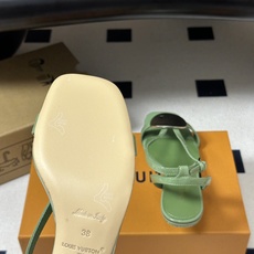 26ss夏季新款 LOUIS VUITTON 路易威登 Lv TREASURE凉鞋新颖字母金属扣小猫跟凉鞋 本款LV T 26ss夏季新款 LOUIS VUITTON 路易威登 Lv TREASURE凉鞋新颖字母金属扣小猫跟凉鞋 本款LV T
