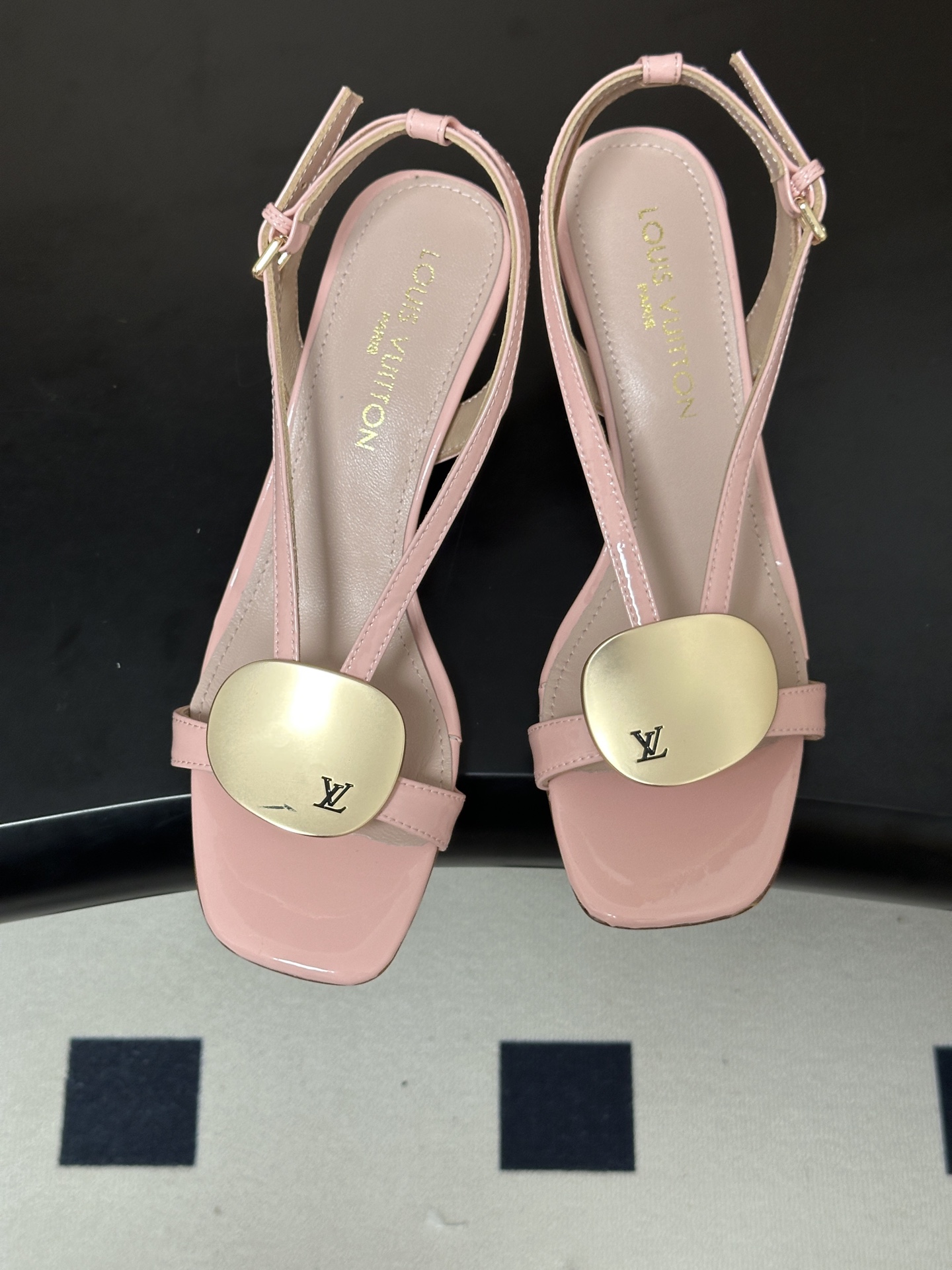 26ss夏季新款 LOUIS VUITTON 路易威登 Lv TREASURE凉鞋新颖字母金属扣小猫跟凉鞋 本款LV T 26ss夏季新款 LOUIS VUITTON 路易威登 Lv TREASURE凉鞋新颖字母金属扣小猫跟凉鞋 本款LV T