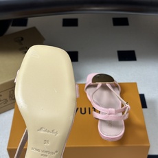 26ss夏季新款 LOUIS VUITTON 路易威登 Lv TREASURE凉鞋新颖字母金属扣小猫跟凉鞋 本款LV T 26ss夏季新款 LOUIS VUITTON 路易威登 Lv TREASURE凉鞋新颖字母金属扣小猫跟凉鞋 本款LV T
