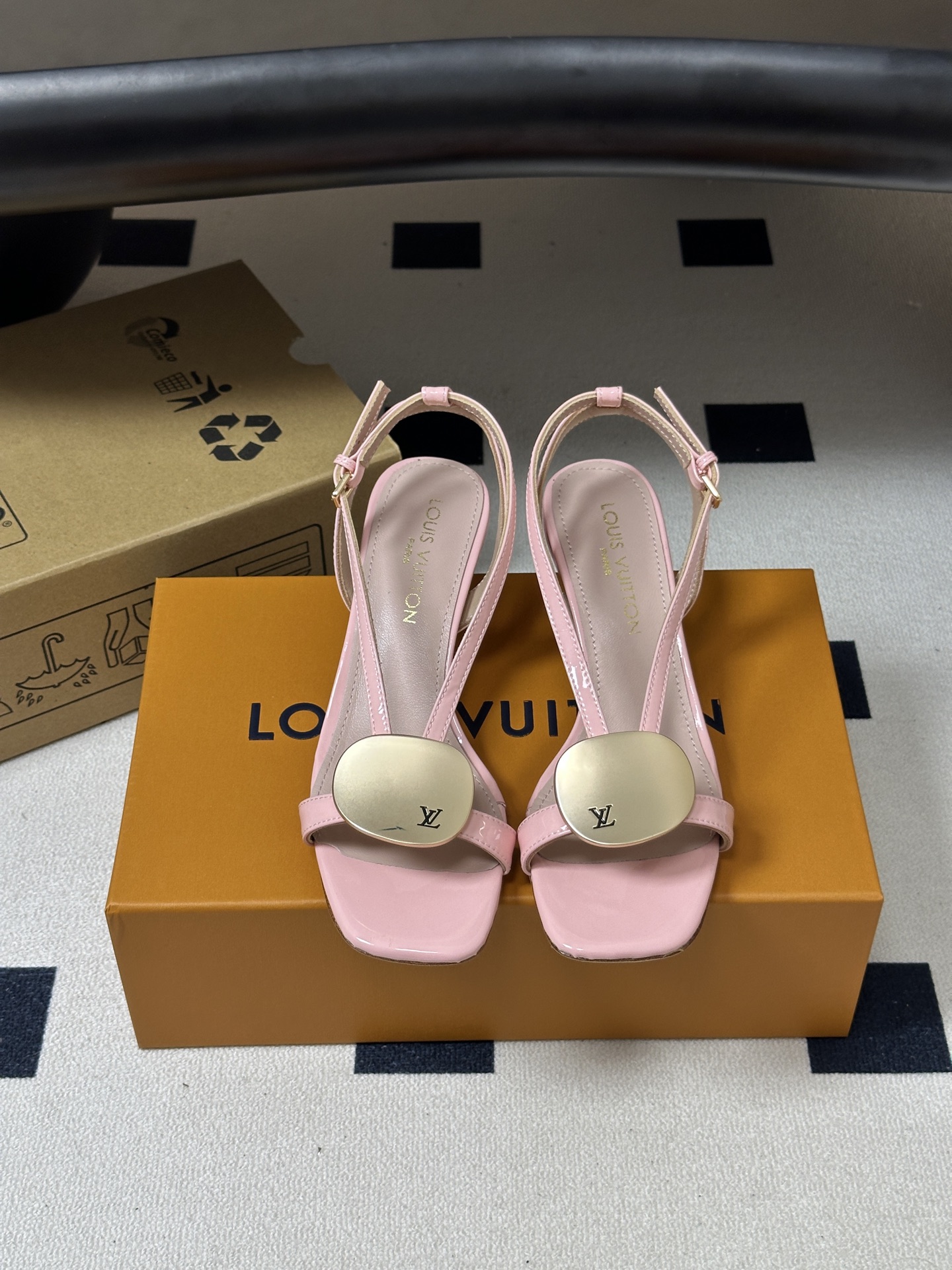 26ss夏季新款 LOUIS VUITTON 路易威登 Lv TREASURE凉鞋新颖字母金属扣小猫跟凉鞋 本款LV T 26ss夏季新款 LOUIS VUITTON 路易威登 Lv TREASURE凉鞋新颖字母金属扣小猫跟凉鞋 本款LV T