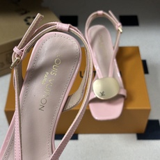 26ss夏季新款 LOUIS VUITTON 路易威登 Lv TREASURE凉鞋新颖字母金属扣小猫跟凉鞋 本款LV T 26ss夏季新款 LOUIS VUITTON 路易威登 Lv TREASURE凉鞋新颖字母金属扣小猫跟凉鞋 本款LV T