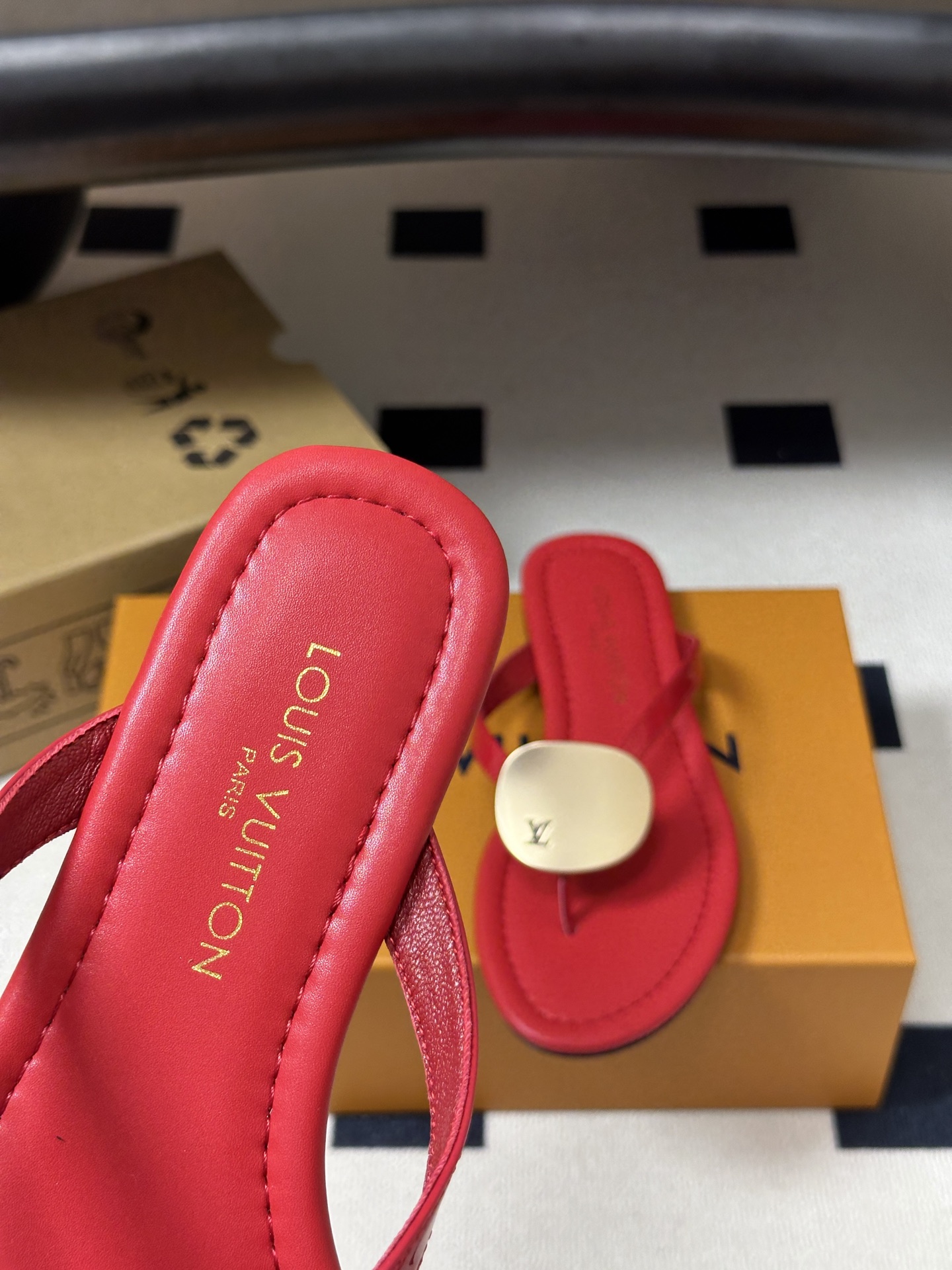 26ss夏季新款 LOUIS VUITTON 路易威登 Lv TREASURE凉拖鞋新颖字母金属扣平底人字拖鞋 本款LV 26ss夏季新款 LOUIS VUITTON 路易威登 Lv TREASURE凉拖鞋新颖字母金属扣平底人字拖鞋 本款LV