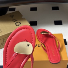 26ss夏季新款 LOUIS VUITTON 路易威登 Lv TREASURE凉拖鞋新颖字母金属扣平底人字拖鞋 本款LV 26ss夏季新款 LOUIS VUITTON 路易威登 Lv TREASURE凉拖鞋新颖字母金属扣平底人字拖鞋 本款LV