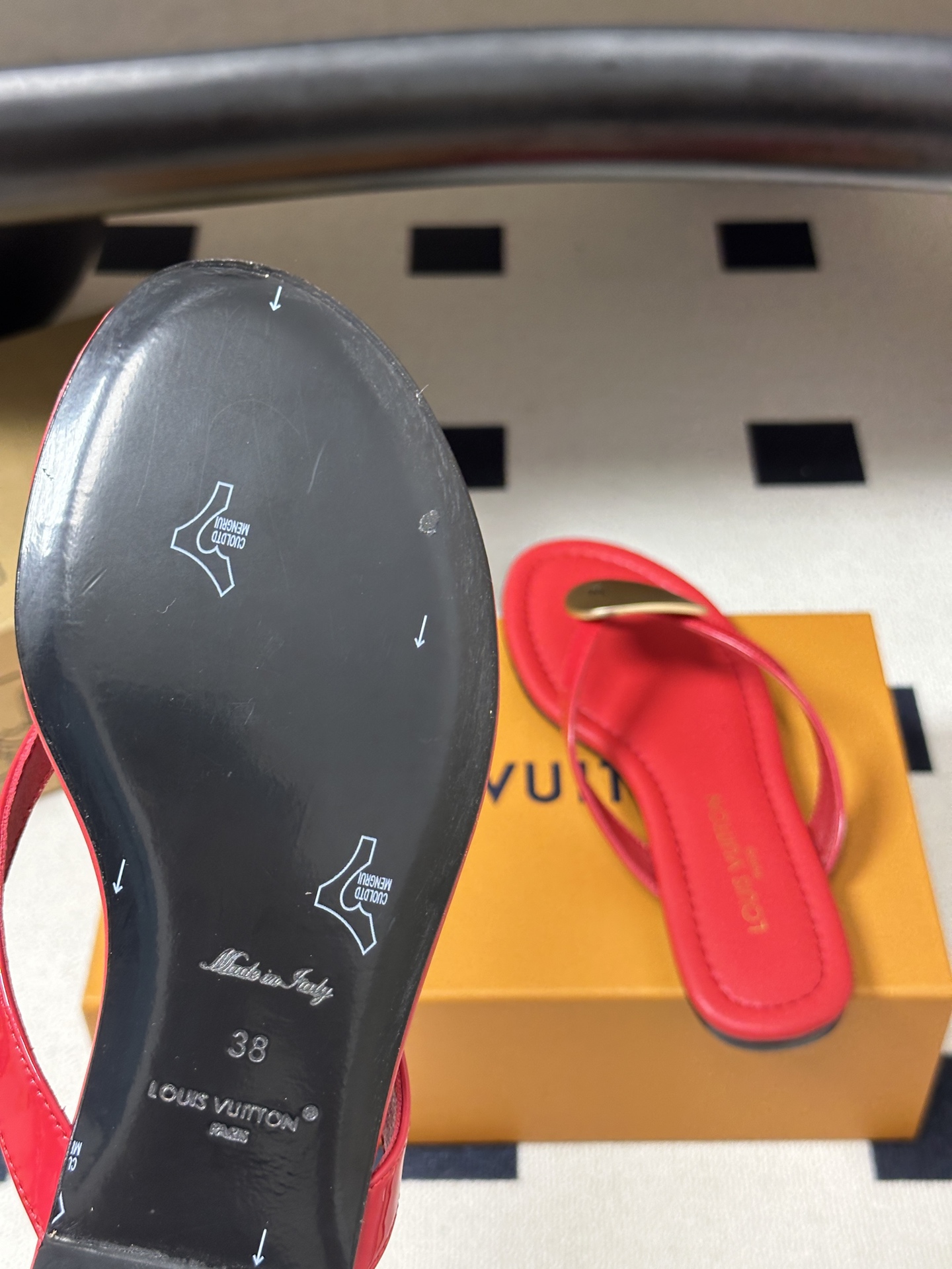 26ss夏季新款 LOUIS VUITTON 路易威登 Lv TREASURE凉拖鞋新颖字母金属扣平底人字拖鞋 本款LV 26ss夏季新款 LOUIS VUITTON 路易威登 Lv TREASURE凉拖鞋新颖字母金属扣平底人字拖鞋 本款LV