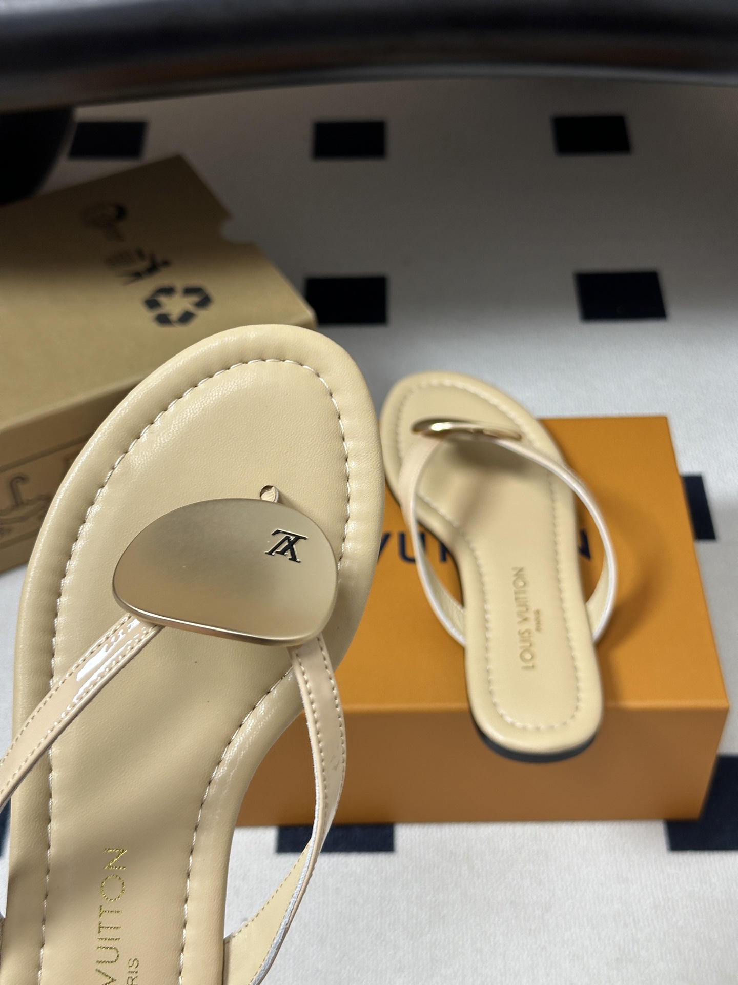 26ss夏季新款 LOUIS VUITTON 路易威登 Lv TREASURE凉拖鞋新颖字母金属扣平底人字拖鞋 本款LV 26ss夏季新款 LOUIS VUITTON 路易威登 Lv TREASURE凉拖鞋新颖字母金属扣平底人字拖鞋 本款LV