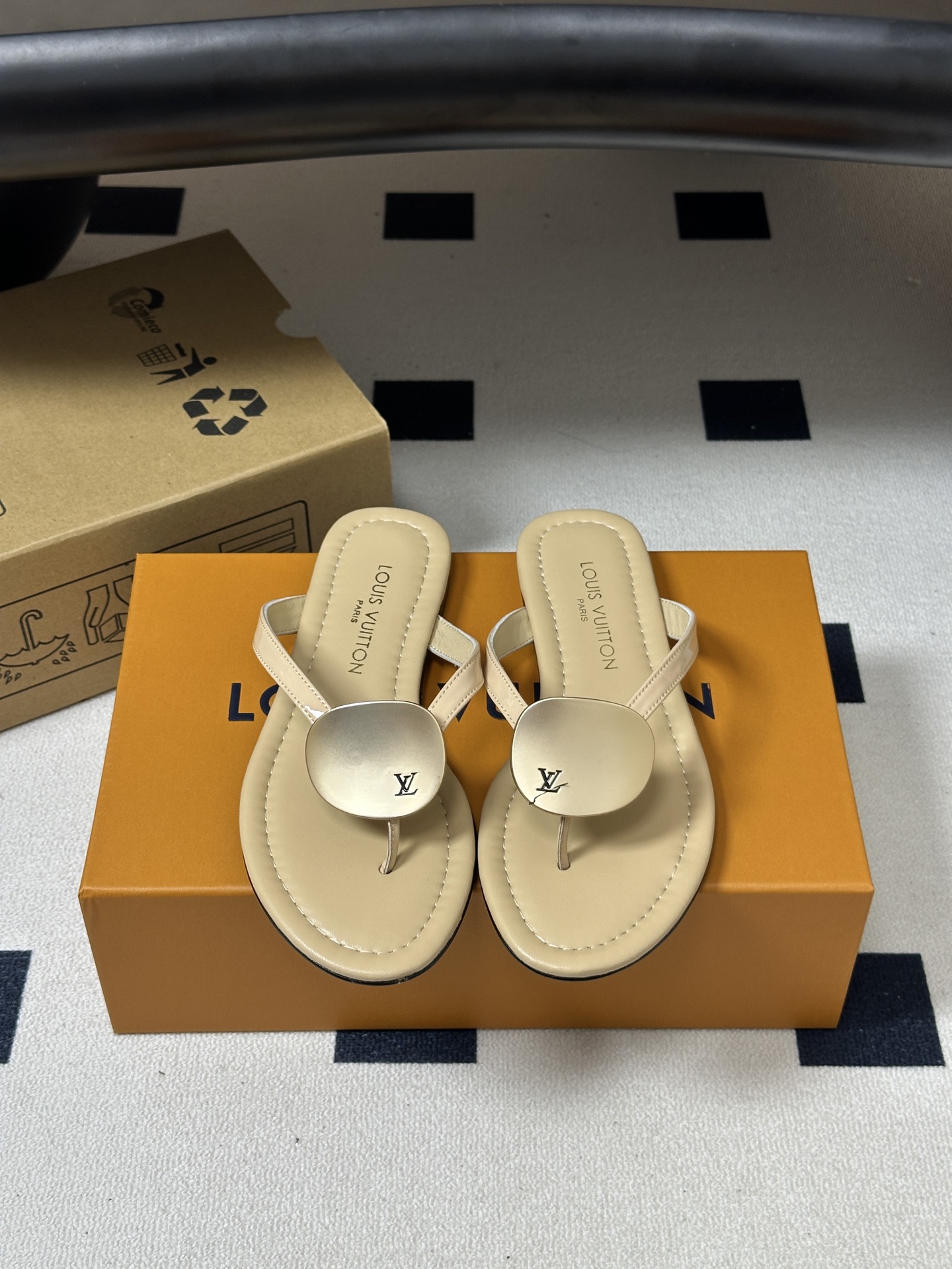 26ss夏季新款 LOUIS VUITTON 路易威登 Lv TREASURE凉拖鞋新颖字母金属扣平底人字拖鞋 本款LV 26ss夏季新款 LOUIS VUITTON 路易威登 Lv TREASURE凉拖鞋新颖字母金属扣平底人字拖鞋 本款LV