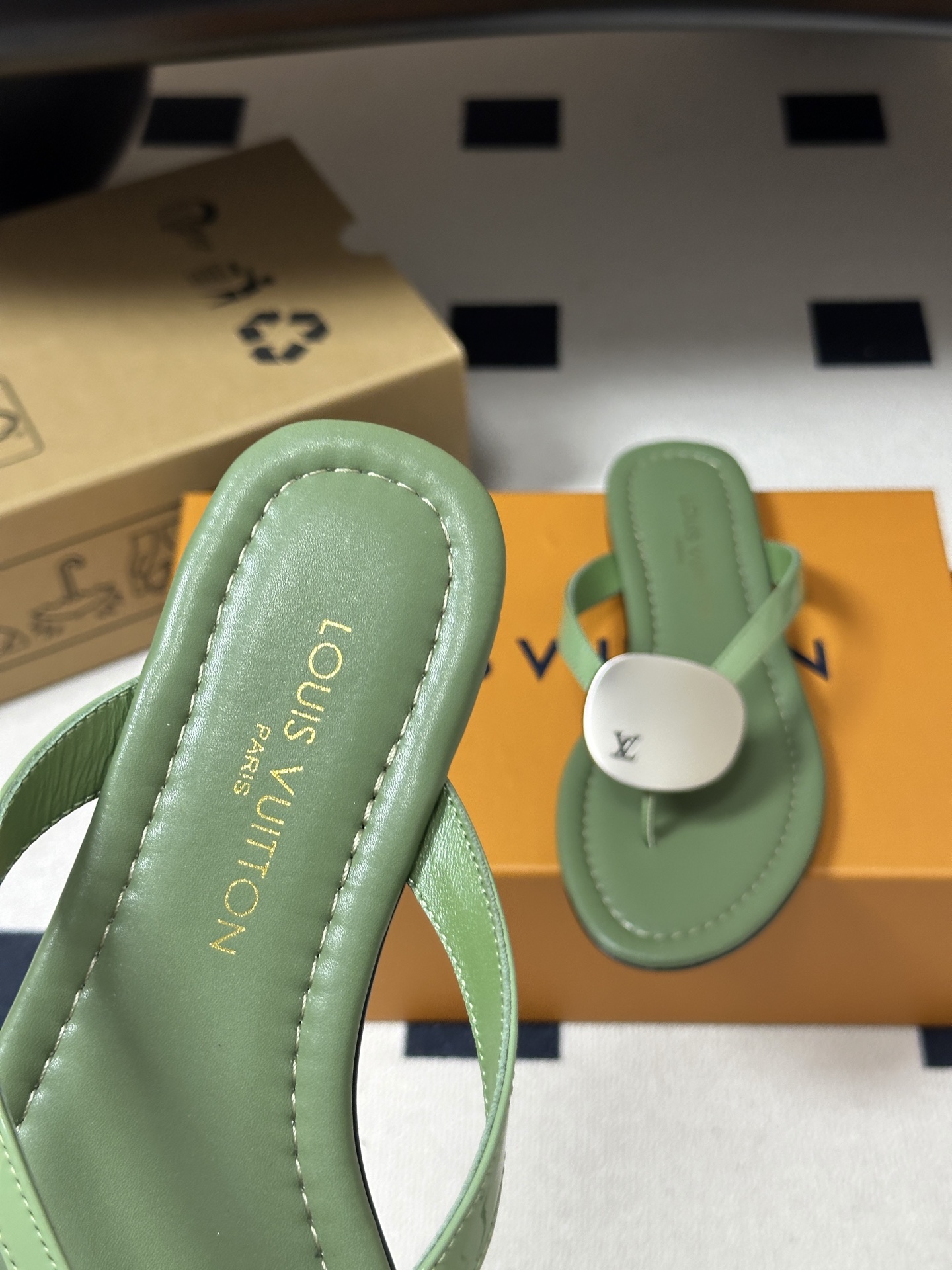 26ss夏季新款 LOUIS VUITTON 路易威登 Lv TREASURE凉拖鞋新颖字母金属扣平底人字拖鞋 本款LV 26ss夏季新款 LOUIS VUITTON 路易威登 Lv TREASURE凉拖鞋新颖字母金属扣平底人字拖鞋 本款LV