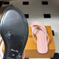 26ss夏季新款 LOUIS VUITTON 路易威登 Lv TREASURE凉拖鞋新颖字母金属扣平底人字拖鞋 本款LV 26ss夏季新款 LOUIS VUITTON 路易威登 Lv TREASURE凉拖鞋新颖字母金属扣平底人字拖鞋 本款LV