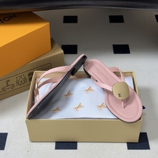 26ss夏季新款 LOUIS VUITTON 路易威登 Lv TREASURE凉拖鞋新颖字母金属扣平底人字拖鞋 本款LV 26ss夏季新款 LOUIS VUITTON 路易威登 Lv TREASURE凉拖鞋新颖字母金属扣平底人字拖鞋 本款LV