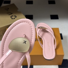 26ss夏季新款 LOUIS VUITTON 路易威登 Lv TREASURE凉拖鞋新颖字母金属扣平底人字拖鞋 本款LV 26ss夏季新款 LOUIS VUITTON 路易威登 Lv TREASURE凉拖鞋新颖字母金属扣平底人字拖鞋 本款LV
