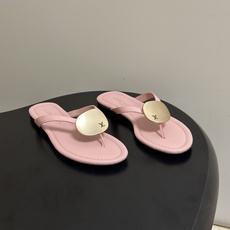 26ss夏季新款 LOUIS VUITTON 路易威登 Lv TREASURE凉拖鞋新颖字母金属扣平底人字拖鞋 本款LV 26ss夏季新款 LOUIS VUITTON 路易威登 Lv TREASURE凉拖鞋新颖字母金属扣平底人字拖鞋 本款LV