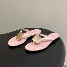 26ss夏季新款 LOUIS VUITTON 路易威登 Lv TREASURE凉拖鞋新颖字母金属扣平底人字拖鞋 本款LV 26ss夏季新款 LOUIS VUITTON 路易威登 Lv TREASURE凉拖鞋新颖字母金属扣平底人字拖鞋 本款LV