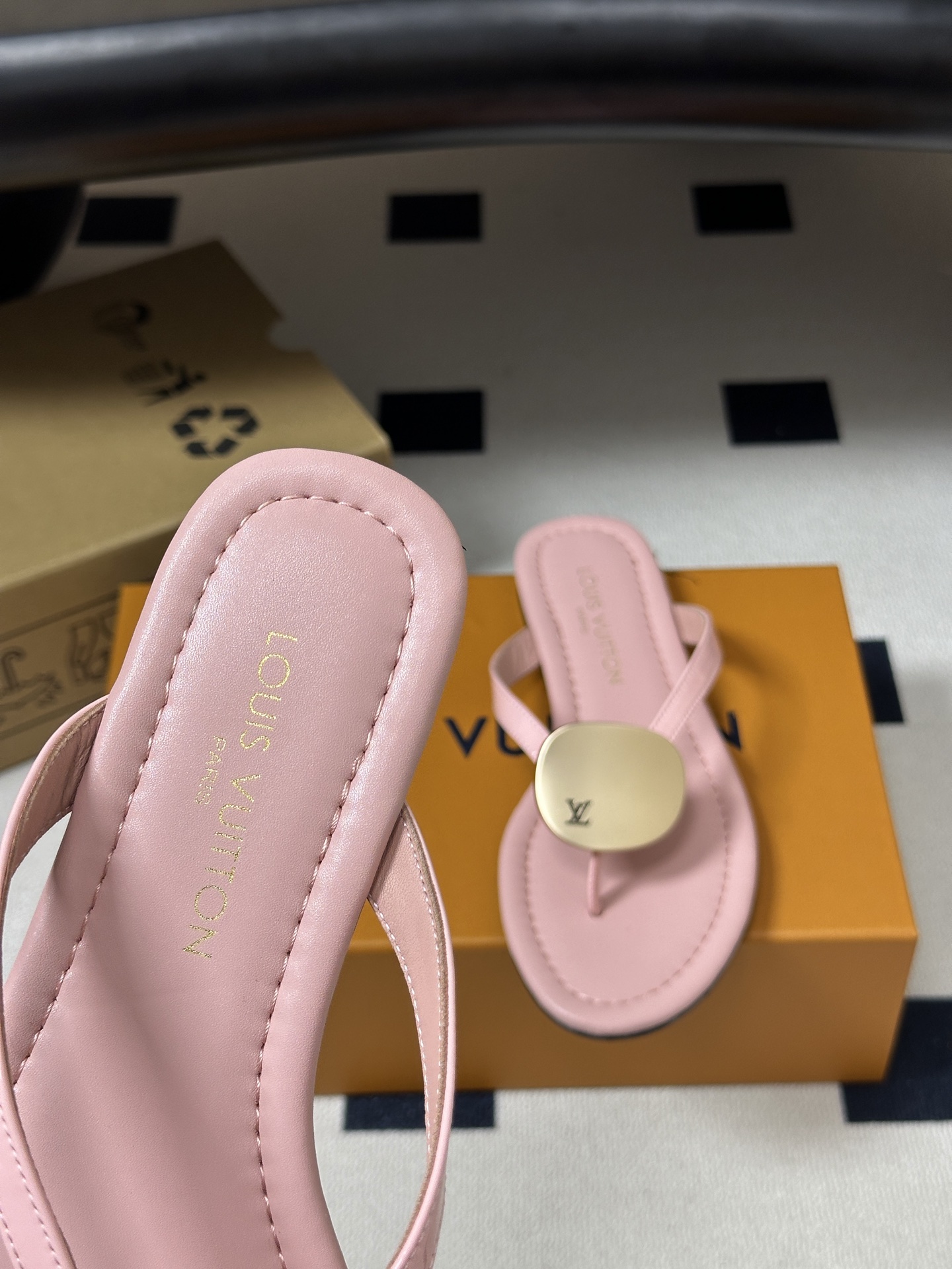 26ss夏季新款 LOUIS VUITTON 路易威登 Lv TREASURE凉拖鞋新颖字母金属扣平底人字拖鞋 本款LV 26ss夏季新款 LOUIS VUITTON 路易威登 Lv TREASURE凉拖鞋新颖字母金属扣平底人字拖鞋 本款LV