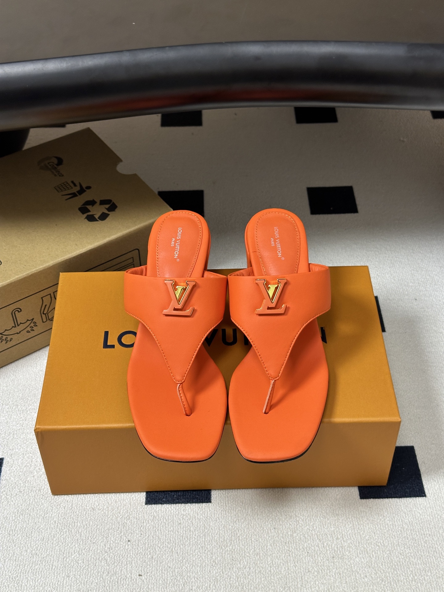 26ss春夏新款 LOUIS VUITTON 路易威登 LV 经典字母扣夹趾人字拖鞋夹脚粗跟凉拖鞋 本款LV Mare平