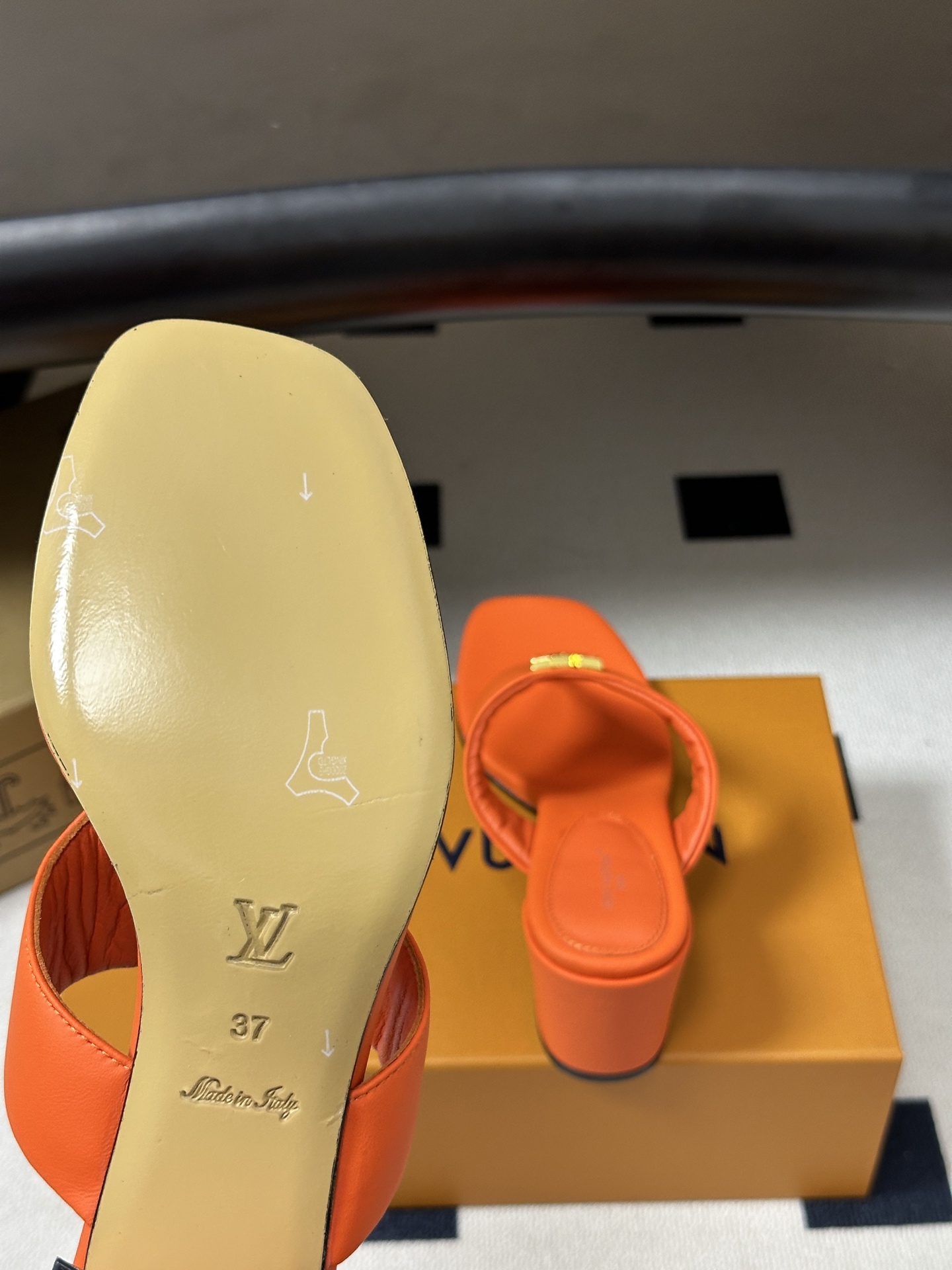 26ss春夏新款 LOUIS VUITTON 路易威登 LV 经典字母扣夹趾人字拖鞋夹脚粗跟凉拖鞋 本款LV Mare平