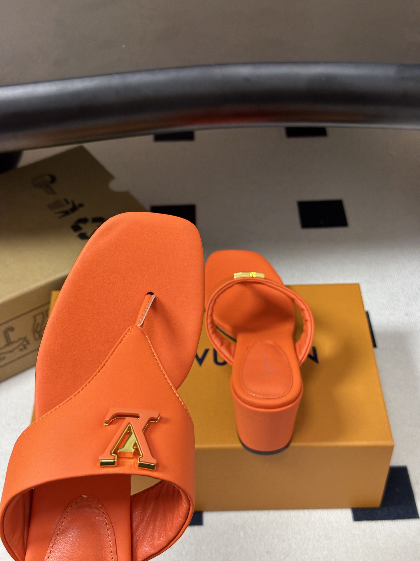 26ss春夏新款 LOUIS VUITTON 路易威登 LV 经典字母扣夹趾人字拖鞋夹脚粗跟凉拖鞋 本款LV Mare平