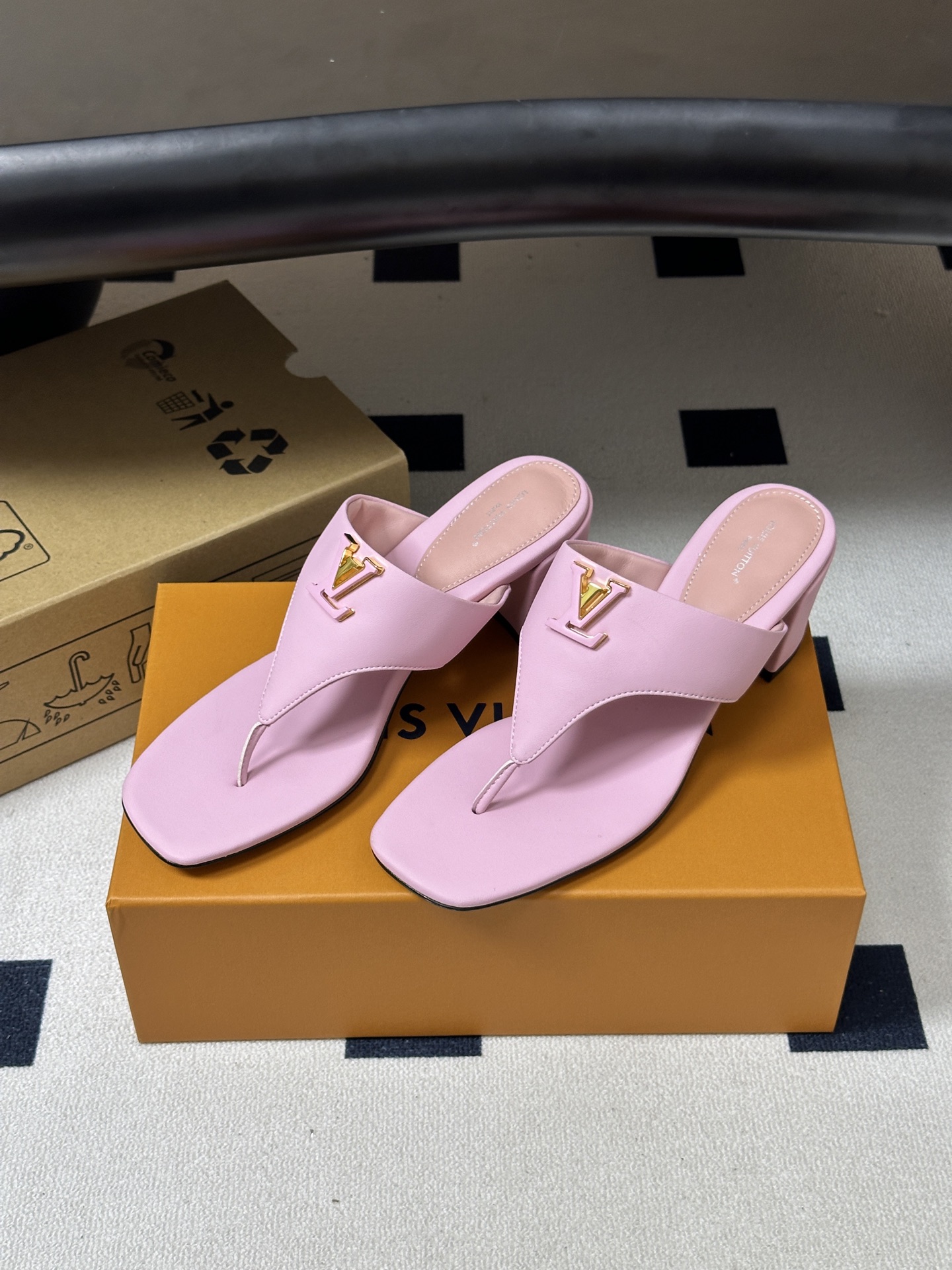 26ss春夏新款 LOUIS VUITTON 路易威登 LV 经典字母扣夹趾人字拖鞋夹脚粗跟凉拖鞋 本款LV Mare平 26ss春夏新款 LOUIS VUITTON 路易威登 LV 经典字母扣夹趾人字拖鞋夹脚粗跟凉拖鞋 本款LV Mare平