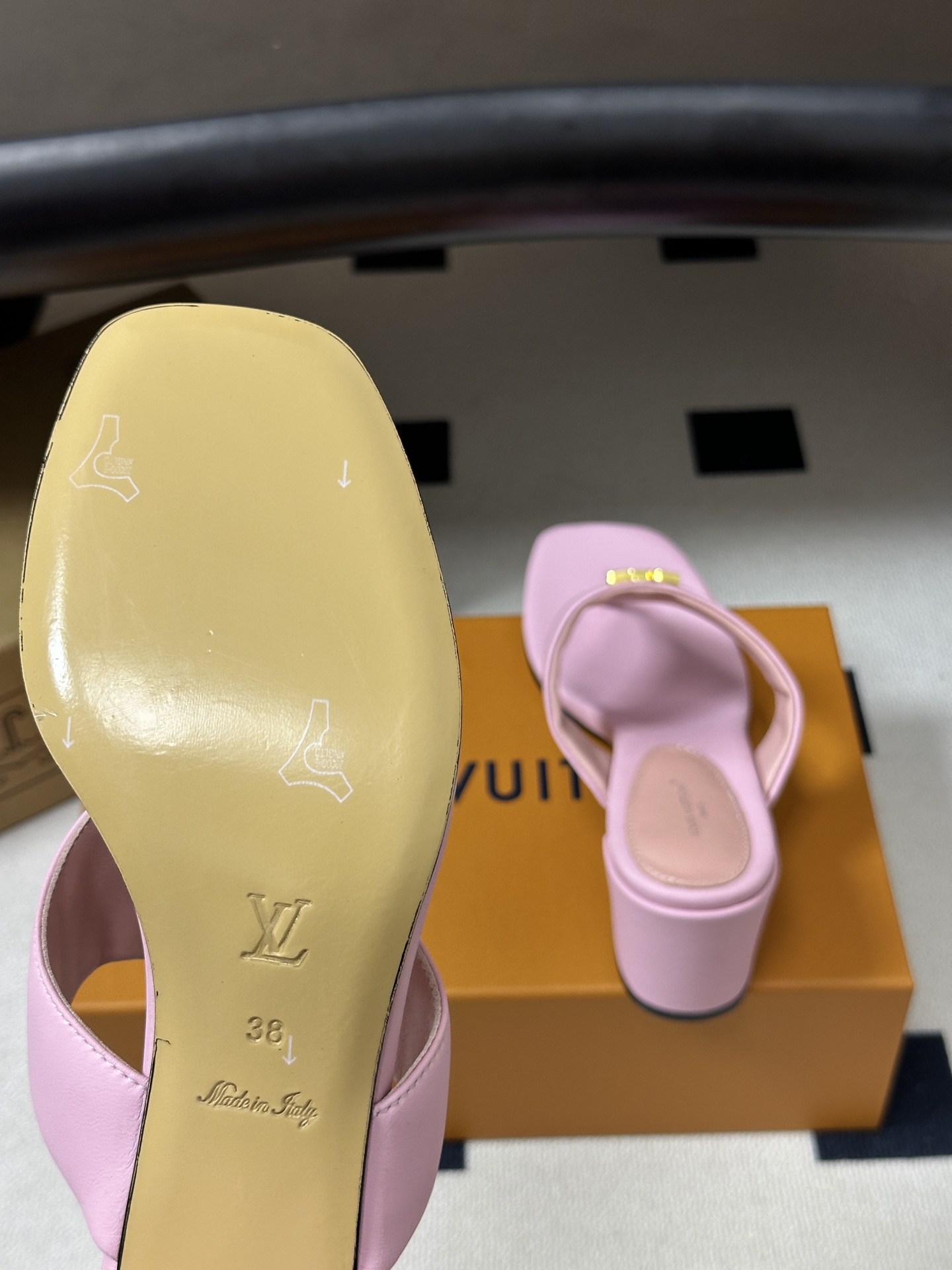 26ss春夏新款 LOUIS VUITTON 路易威登 LV 经典字母扣夹趾人字拖鞋夹脚粗跟凉拖鞋 本款LV Mare平 26ss春夏新款 LOUIS VUITTON 路易威登 LV 经典字母扣夹趾人字拖鞋夹脚粗跟凉拖鞋 本款LV Mare平